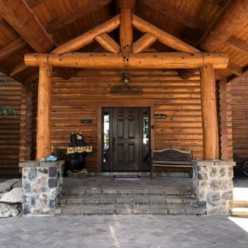 Beautiful entrance of the cabin.