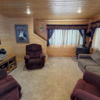 Living room with seating and tv to relax in the cabin.