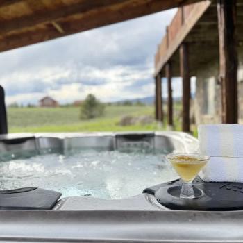 Come relax in this private hot tub attached to Lost River Retreat.