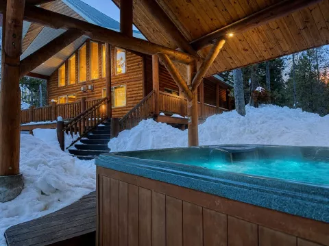 Huckleberry Lodge hot tub in winter in Island Park