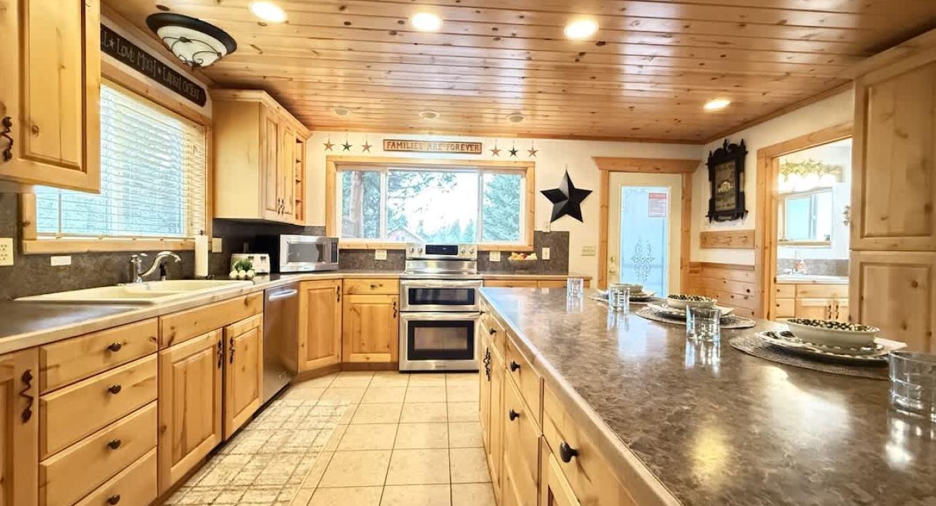 Fully equipped kitchen to make a yummy home cooked meal.