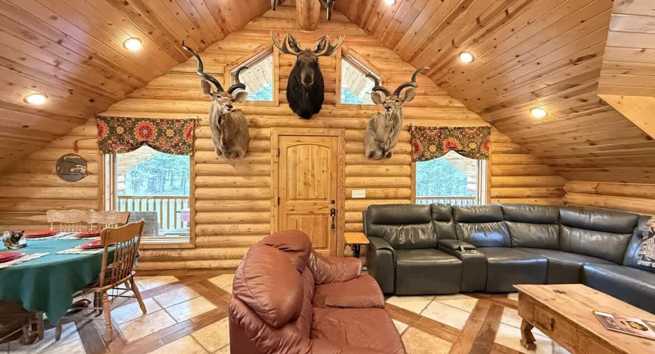 Spacious living room to enjoy everyone's company.