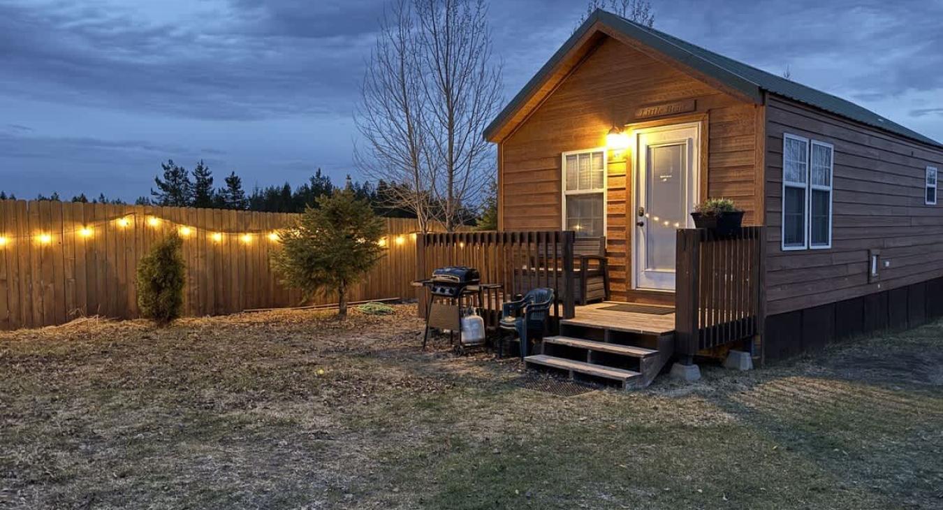 Evening view of the cabin.