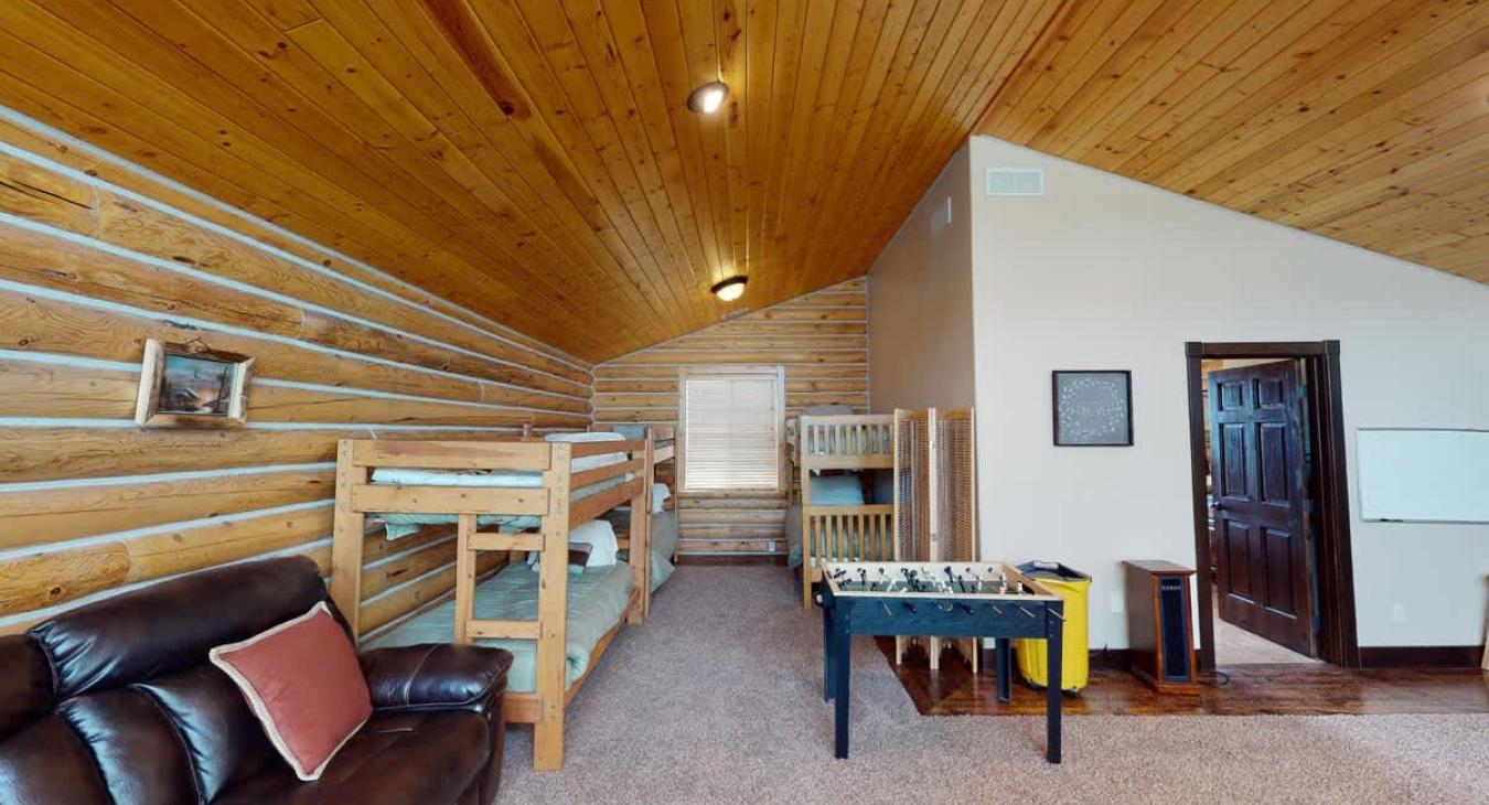 3 sets of twin bunk beds are also located here. Perfect for up to 6 people.