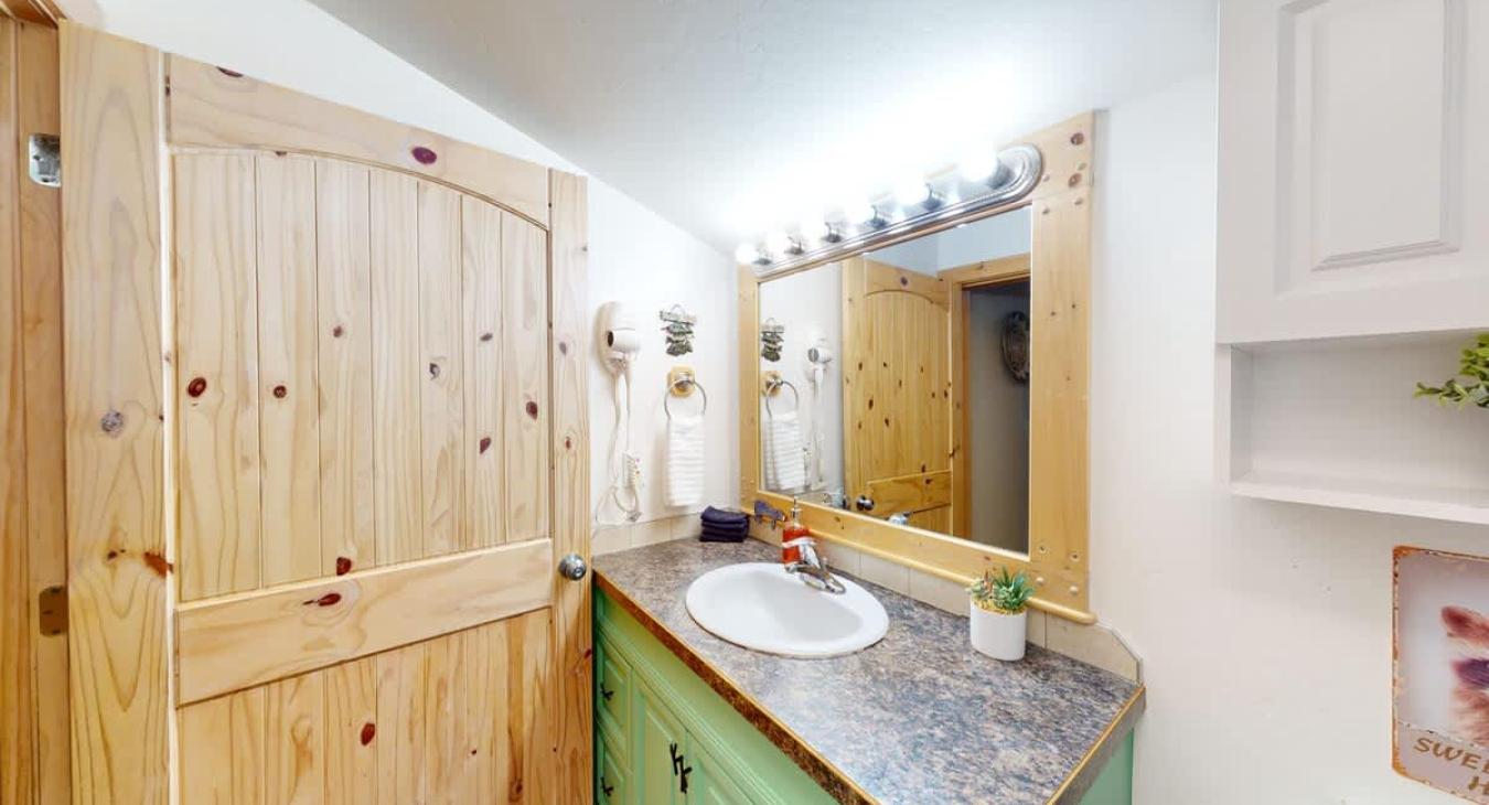 The bathroom is equipped with clean body, hand, and face towels.