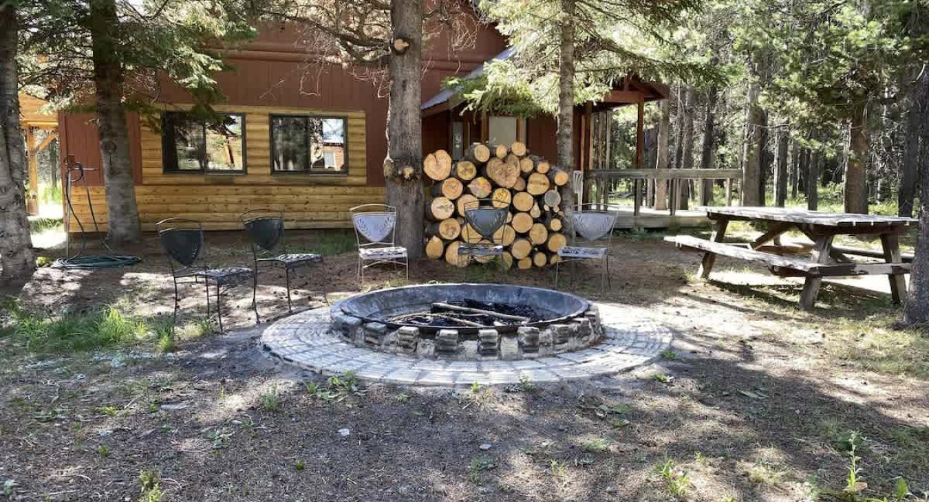 Large firepit area and picnic table