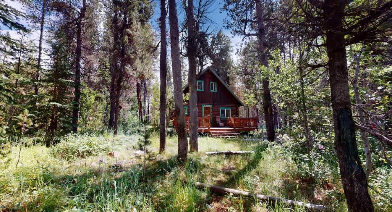 Beautiful scenery of the surrounding area of the cabin.