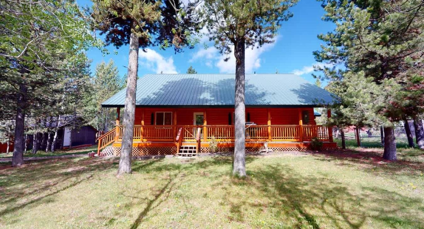 Welcome to Fox Den Cabin located in Shotgun area of Island Park!