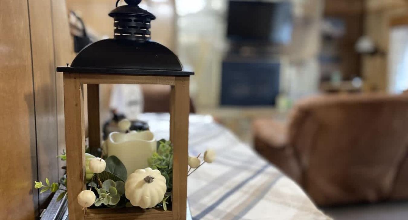 Beautiful decor placed throughout the cabin.