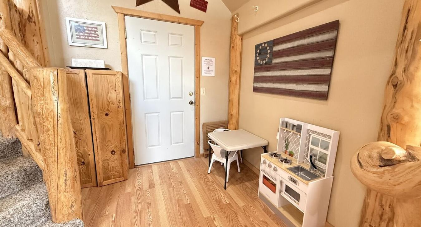 A small play kitchen is here for the kiddos to enjoy.