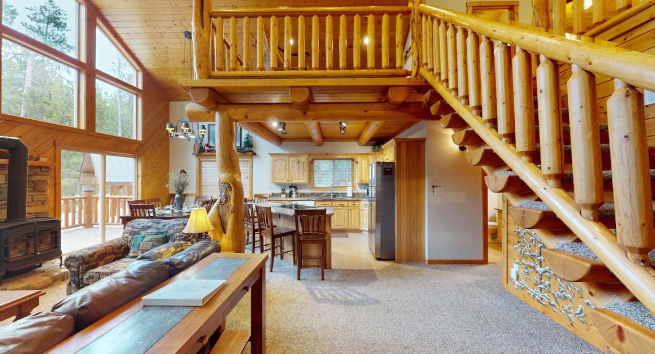 This cabin has a homely feel with a full kitchen that flows into the living and dining area.