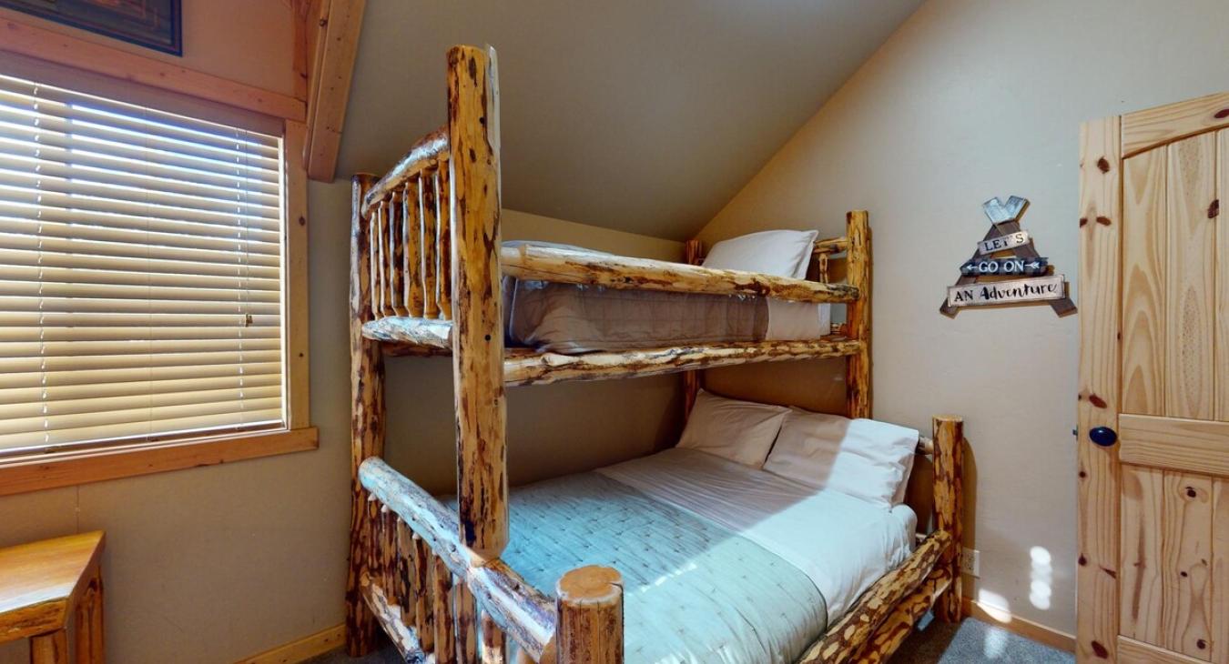 Bunk bed with twin bed and a double bed, perfect for up to 3 people.
