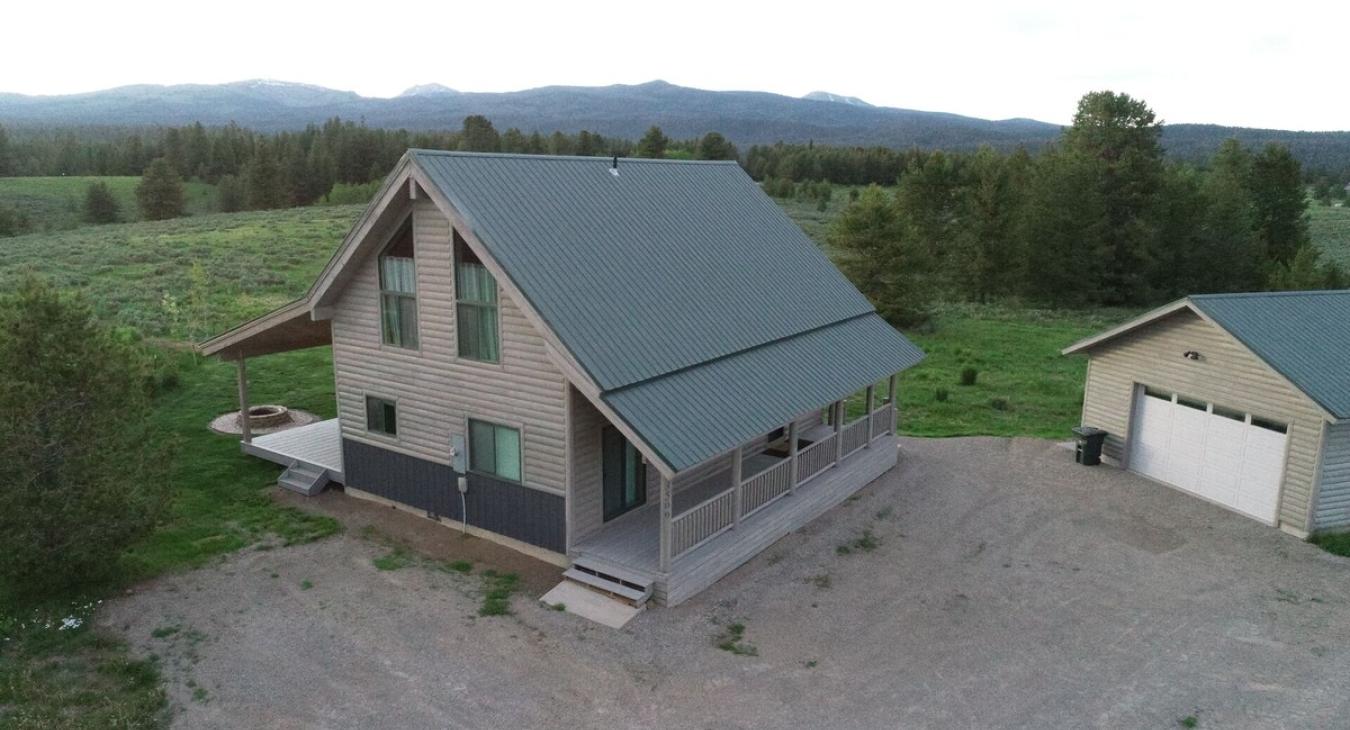 40 MIN to YNP | Fire Pit | Sleeps 7