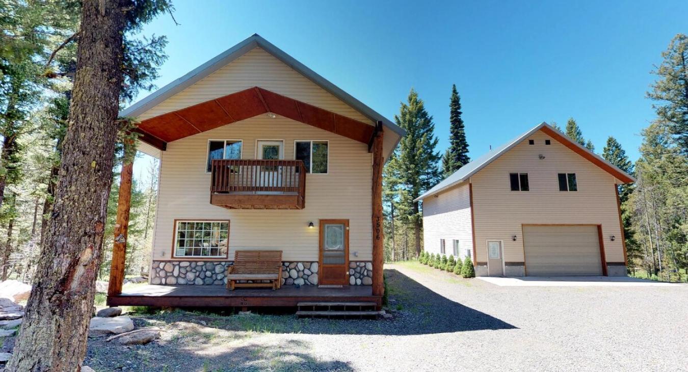 Big Garage | Yellowstone NP | BBQ | Quiet Woodsy Area