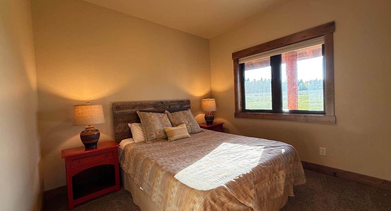 2nd bedroom with a Queen size bed.
