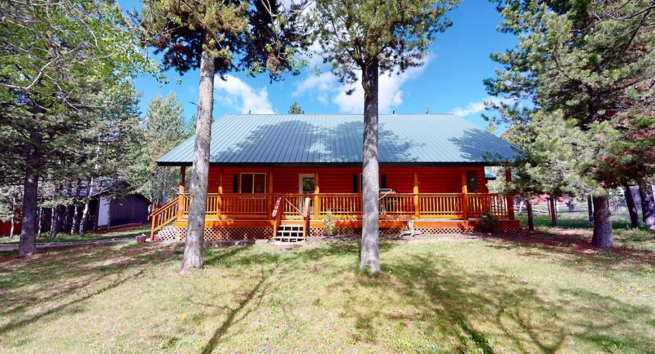 Welcome to Fox Den Cabin located in Shotgun area of Island Park!