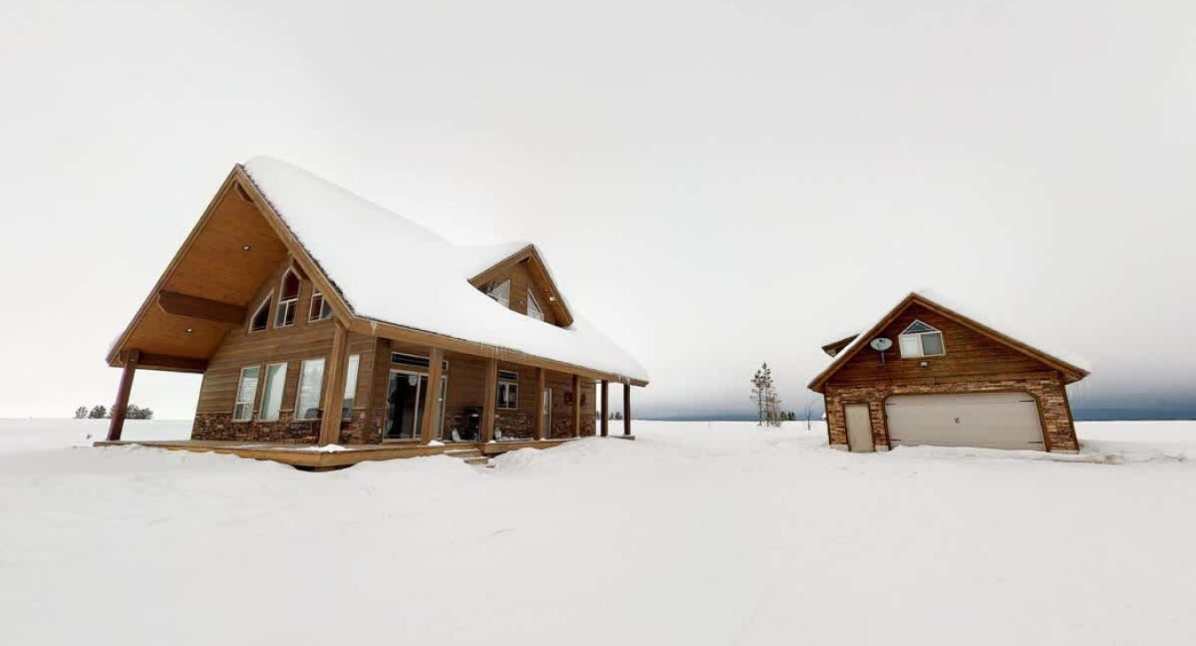 This cabin is beautiful to enjoy in the cold winter snow.