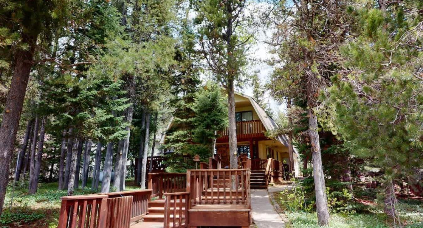 Welcome to Lakeshore Retreat, located on Bill's Island.