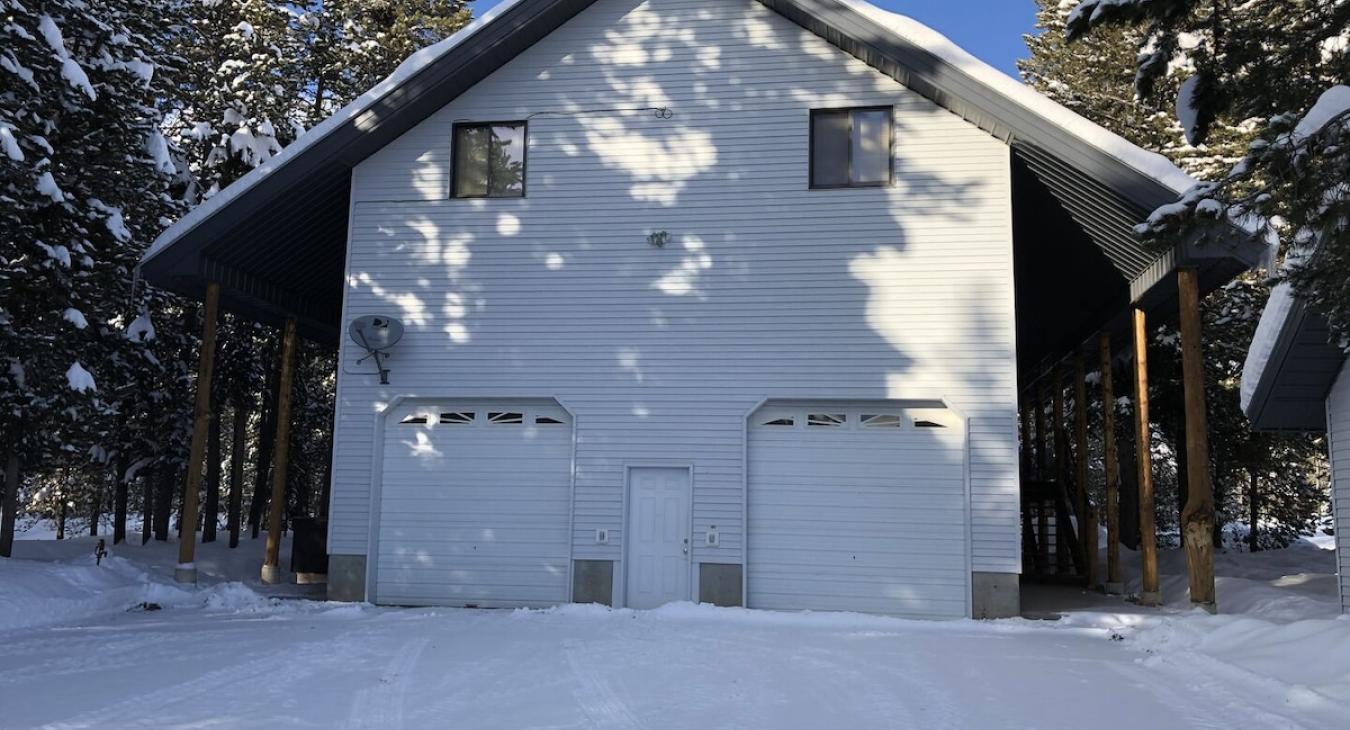 View of the cabin when you first pull into the driveway.