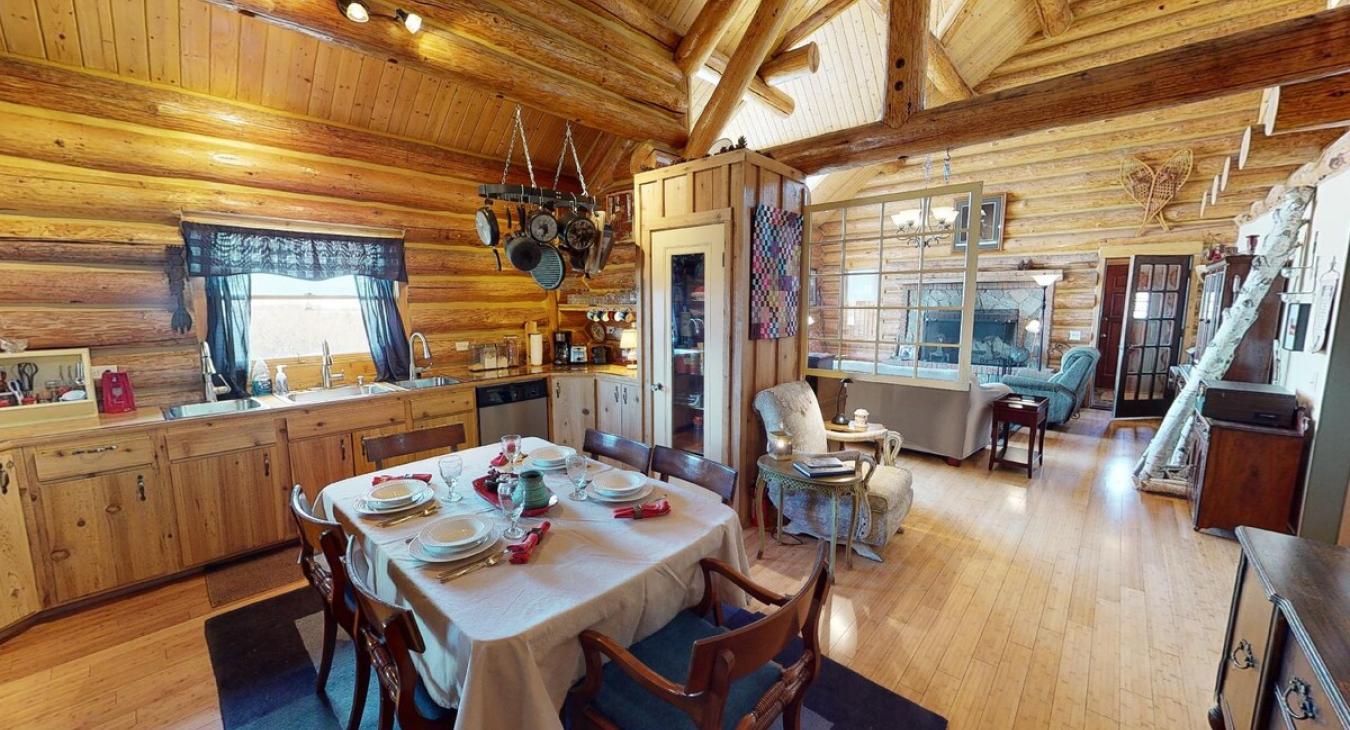Dining table in the kitchen with 6 seats. Perfect to enjoy a home cooked meal.