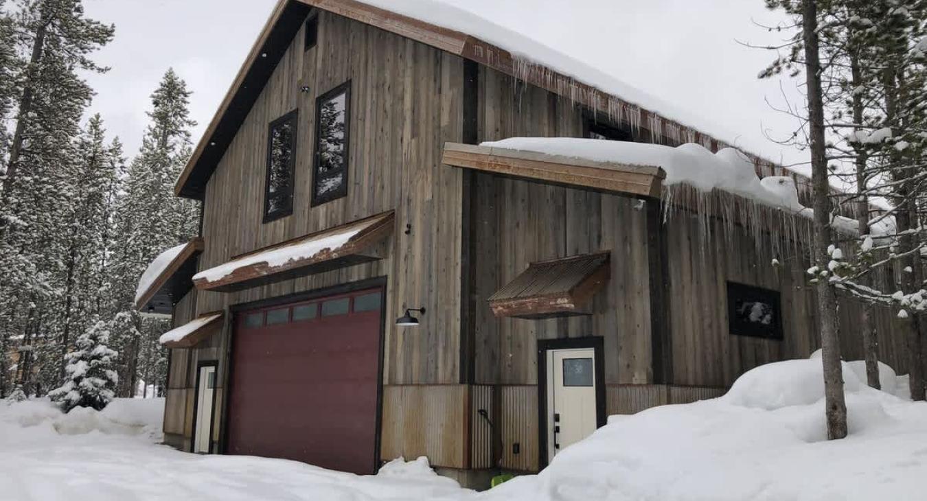 Side view of the outside of the cabin in winter.
