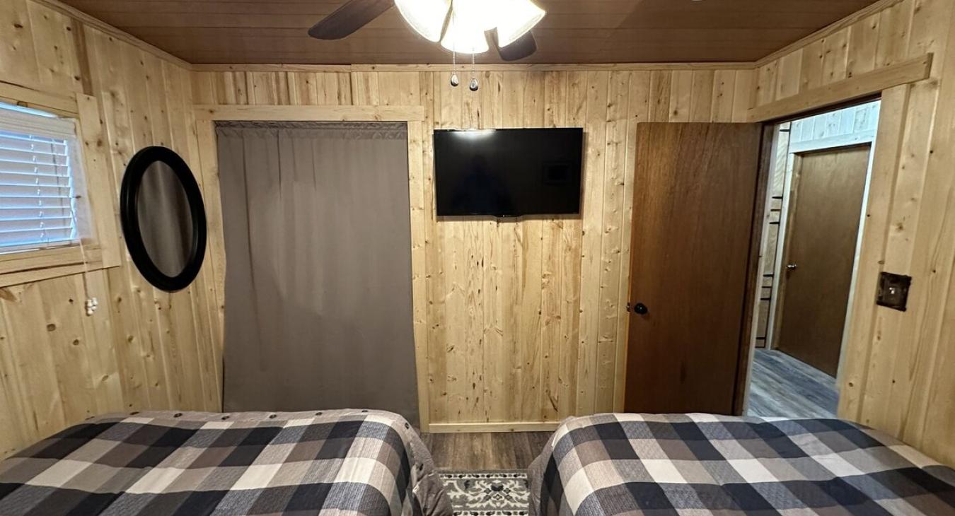 Double bed room with closet and smart tv