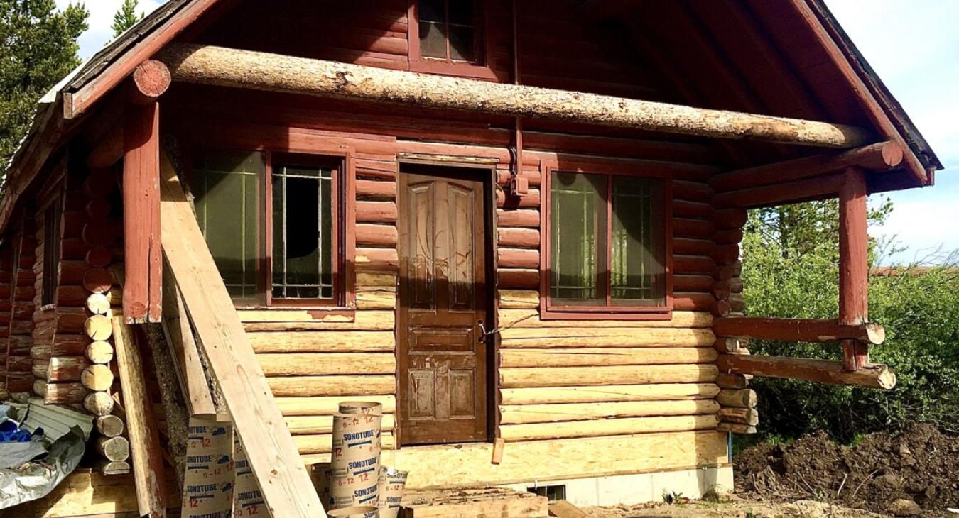 The original Macks Inn Cabin before moving to Ponds Lodge.