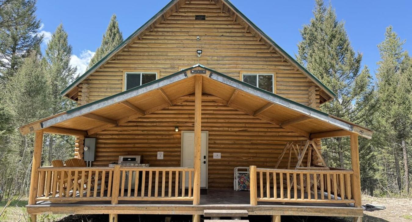 Outside view of Meadow Creek Cabin.