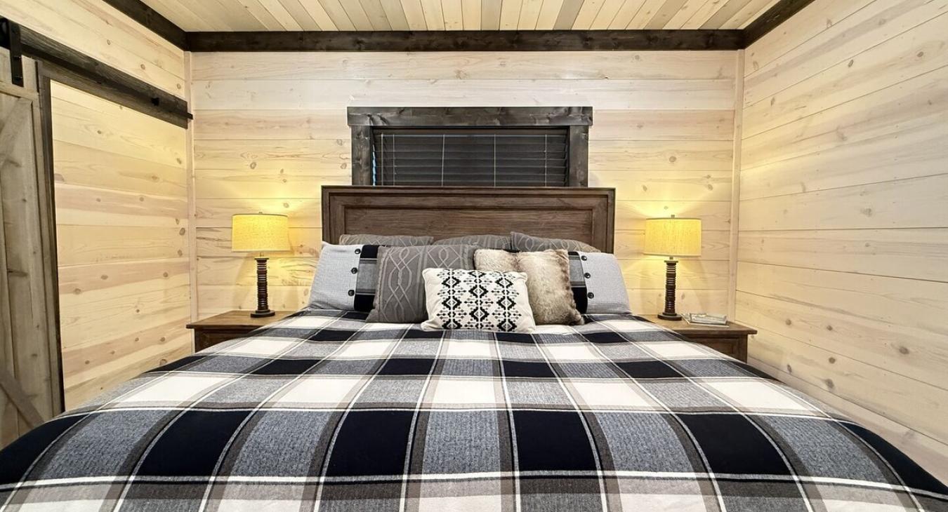 Inviting Master king bed waiting for you to cozy up and have the best night sleep.