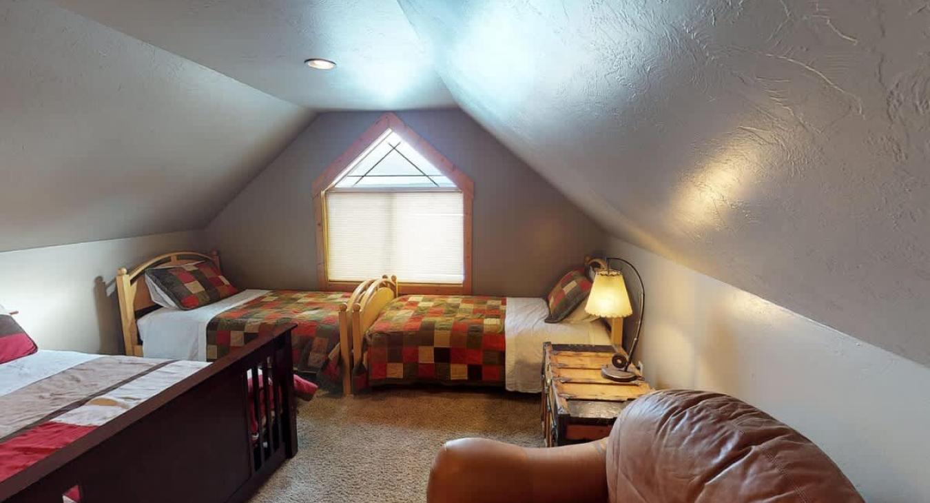 This area comfortably sleeps 4-6 people.