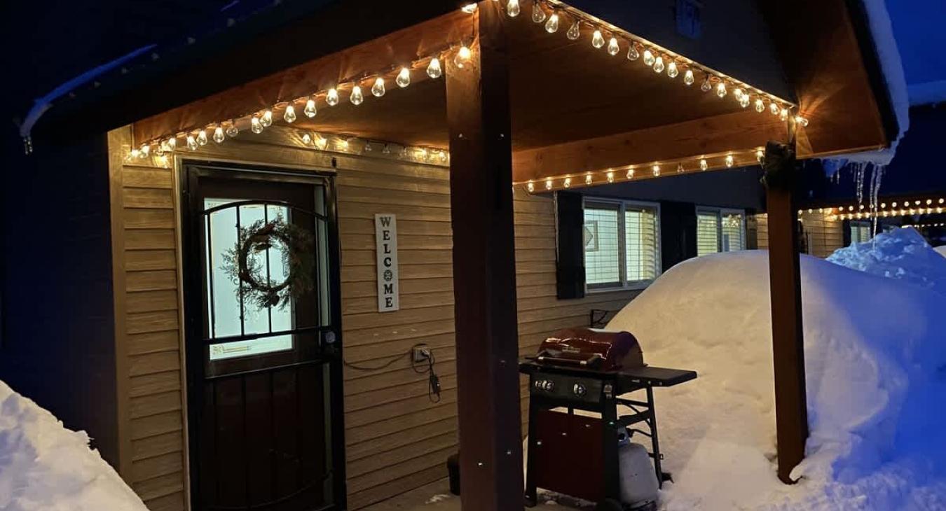 Twinkling lights on the outside of the cabin to enjoy at night.