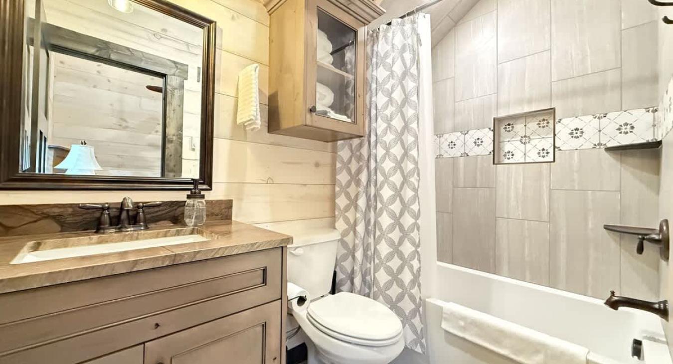 Upstairs private bedroom ensuite bathroom.