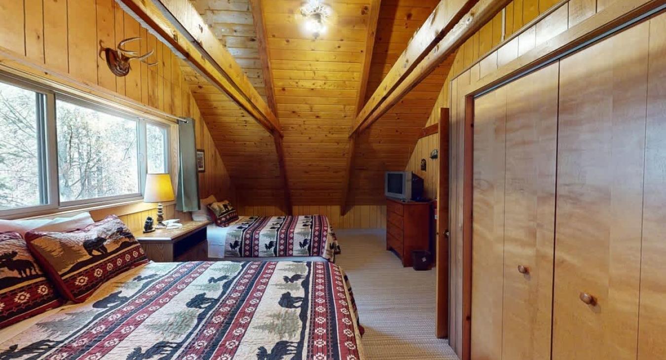 This bedroom has a closet for storing your belongings.