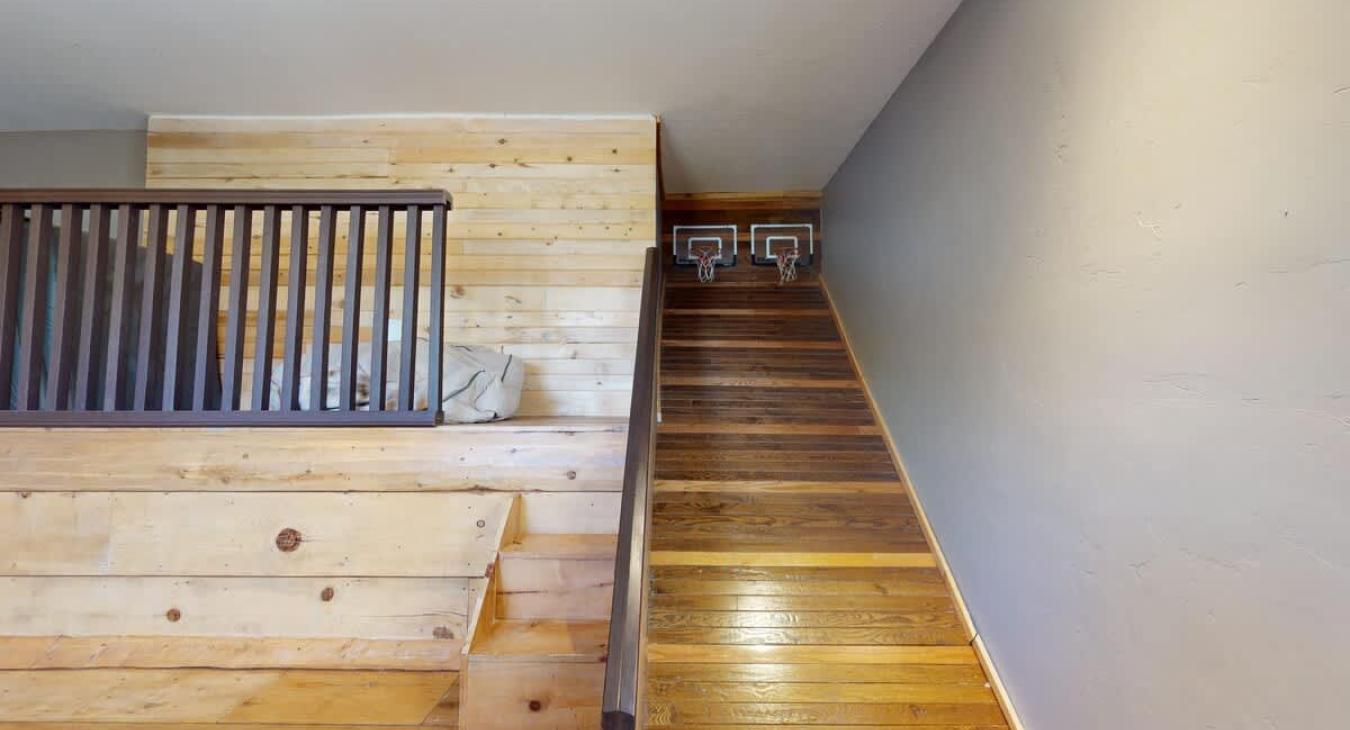 Basketball hoop game, perfect for the kids.