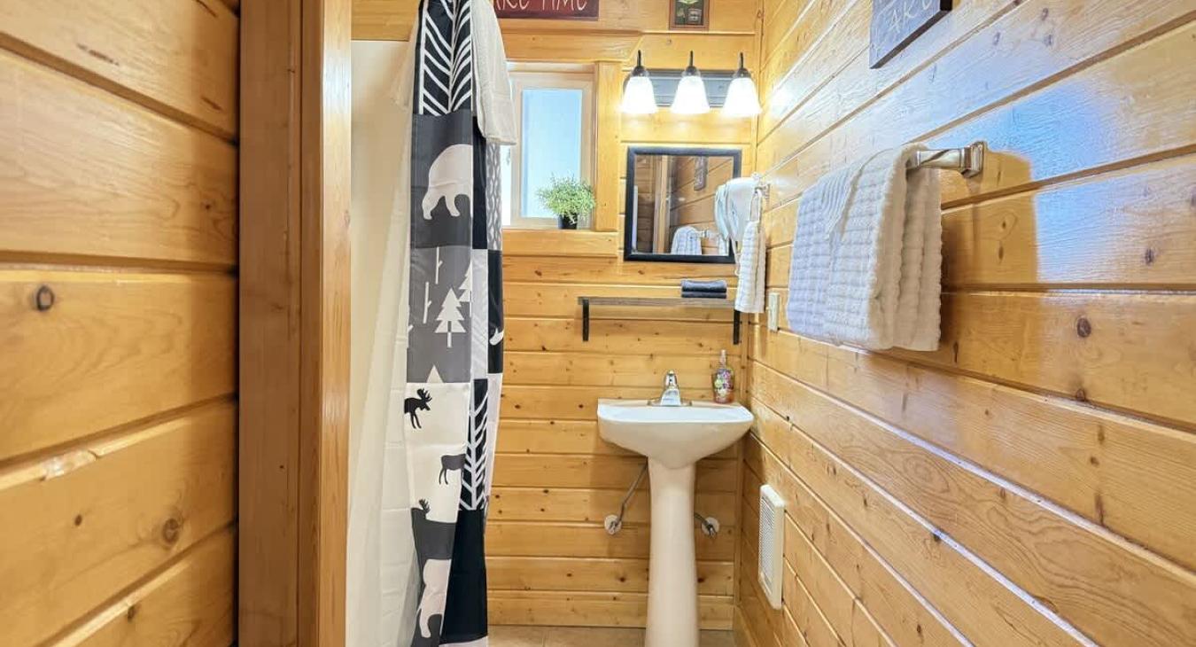 A cabin bathroom feels like a little retreat within a retreat—warm, earthy, and connected to nature in the most calming way.