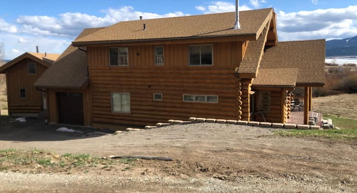 Side view of the cabin.