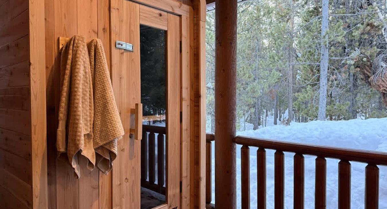 A sauna is located on the deck for guests to use. Please follow instructions for use.