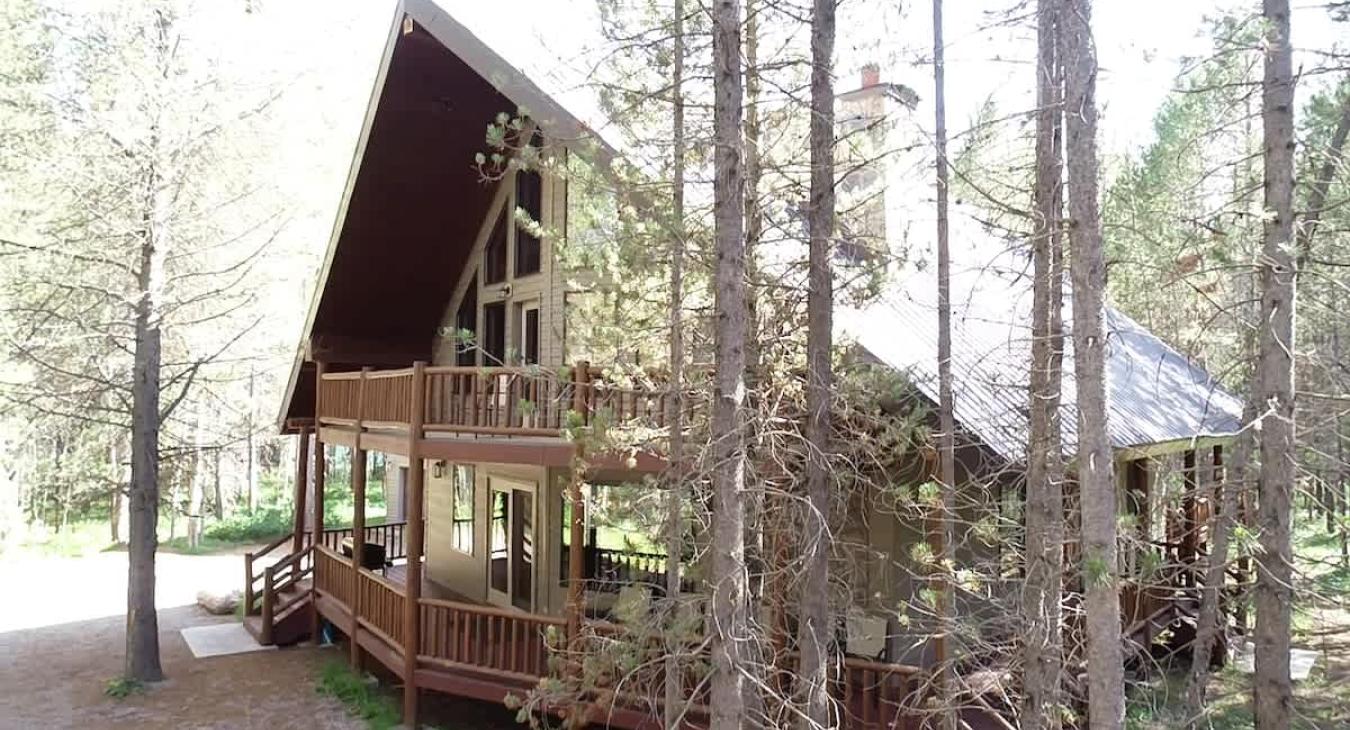 Beautiful view of cabin and the surrounding area in Bill's Island.