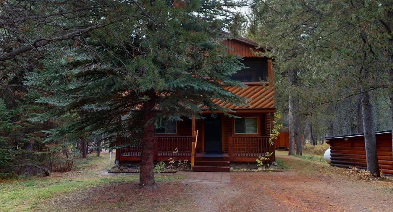 Beautiful log cabin located on Bills Island.