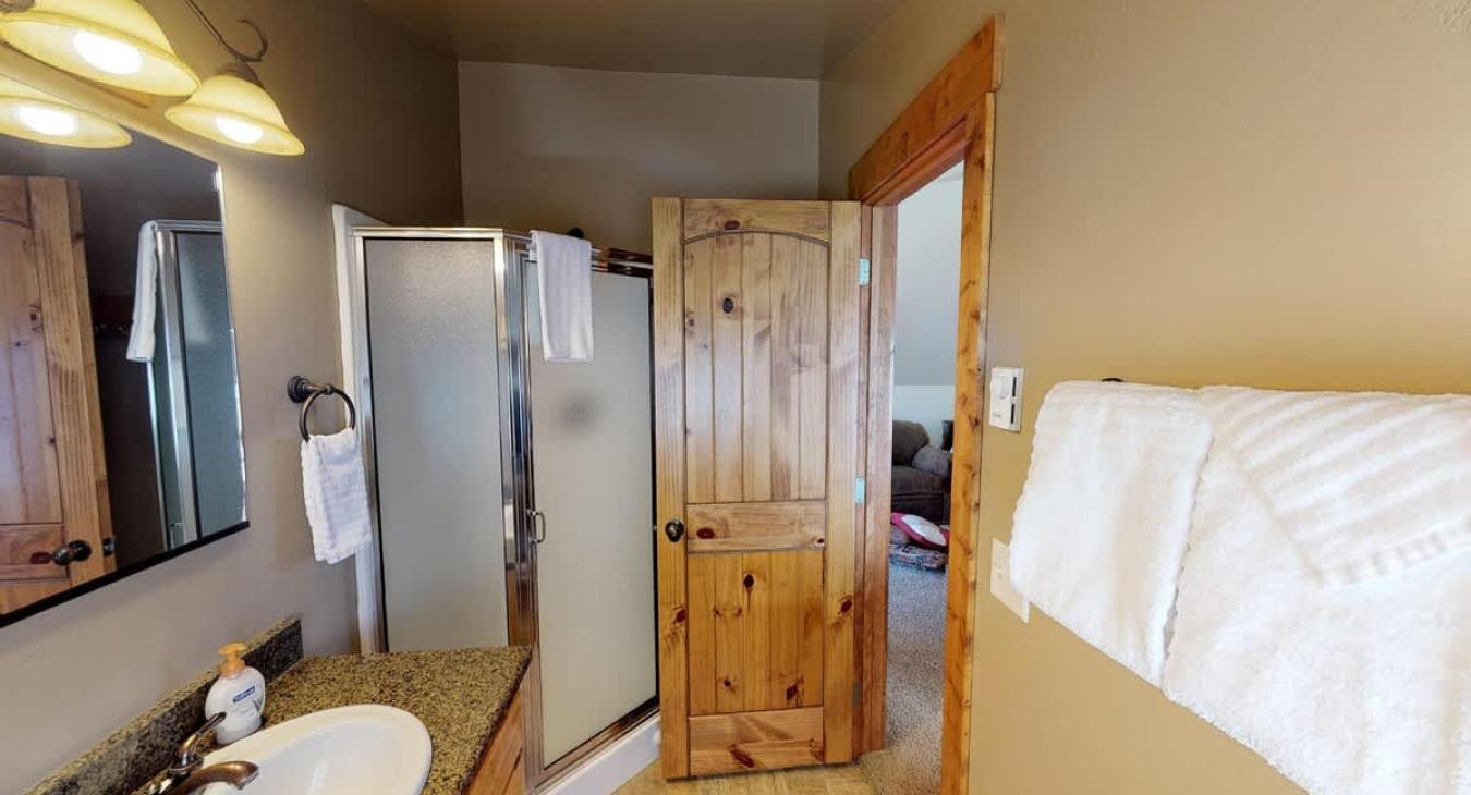From the bathroom there is access to the beds.