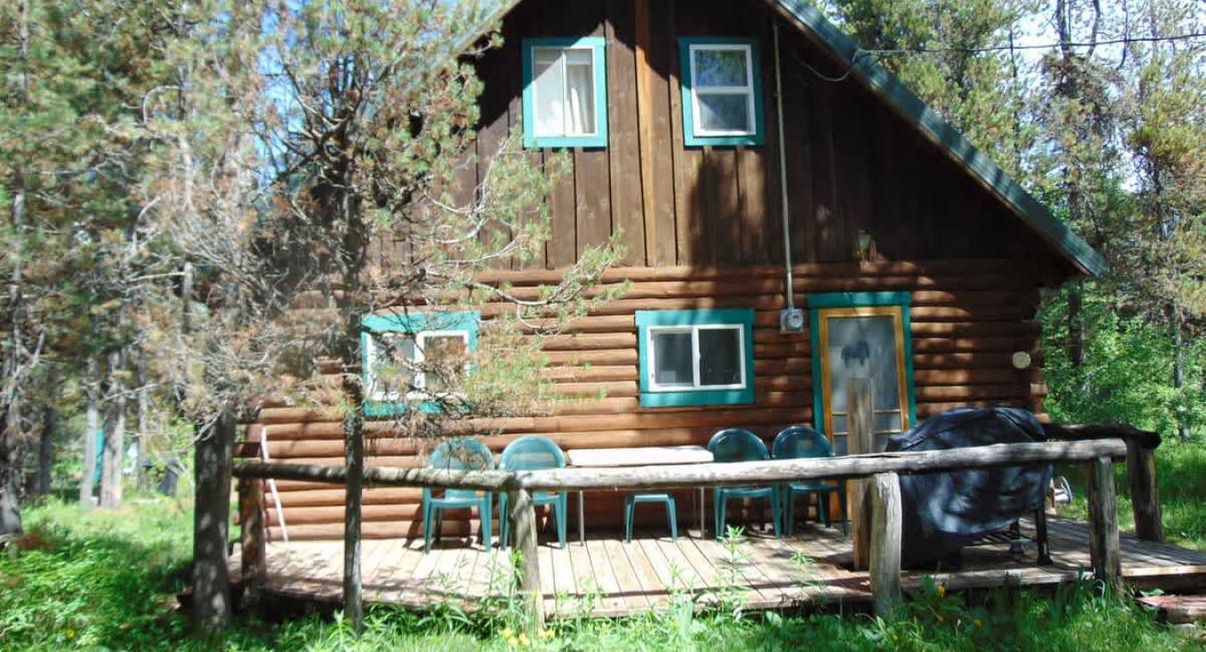 Beautiful wood cabin located in Elk Creek.
