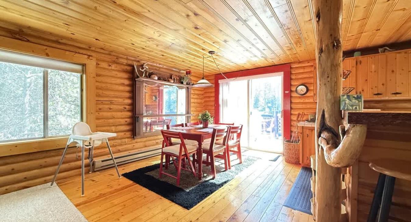 Kitchen and dining room area. 4 bar stools for more seating.