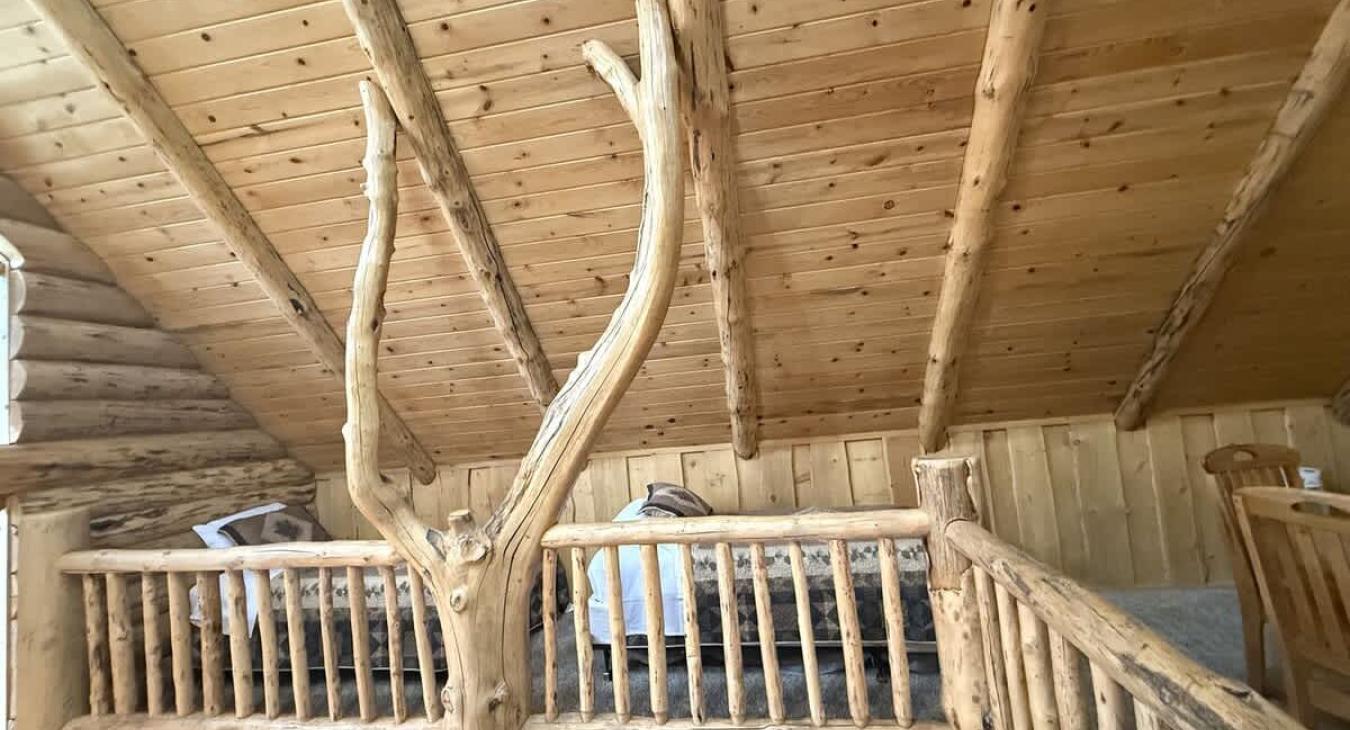 Upstairs loft with 2 twin beds.