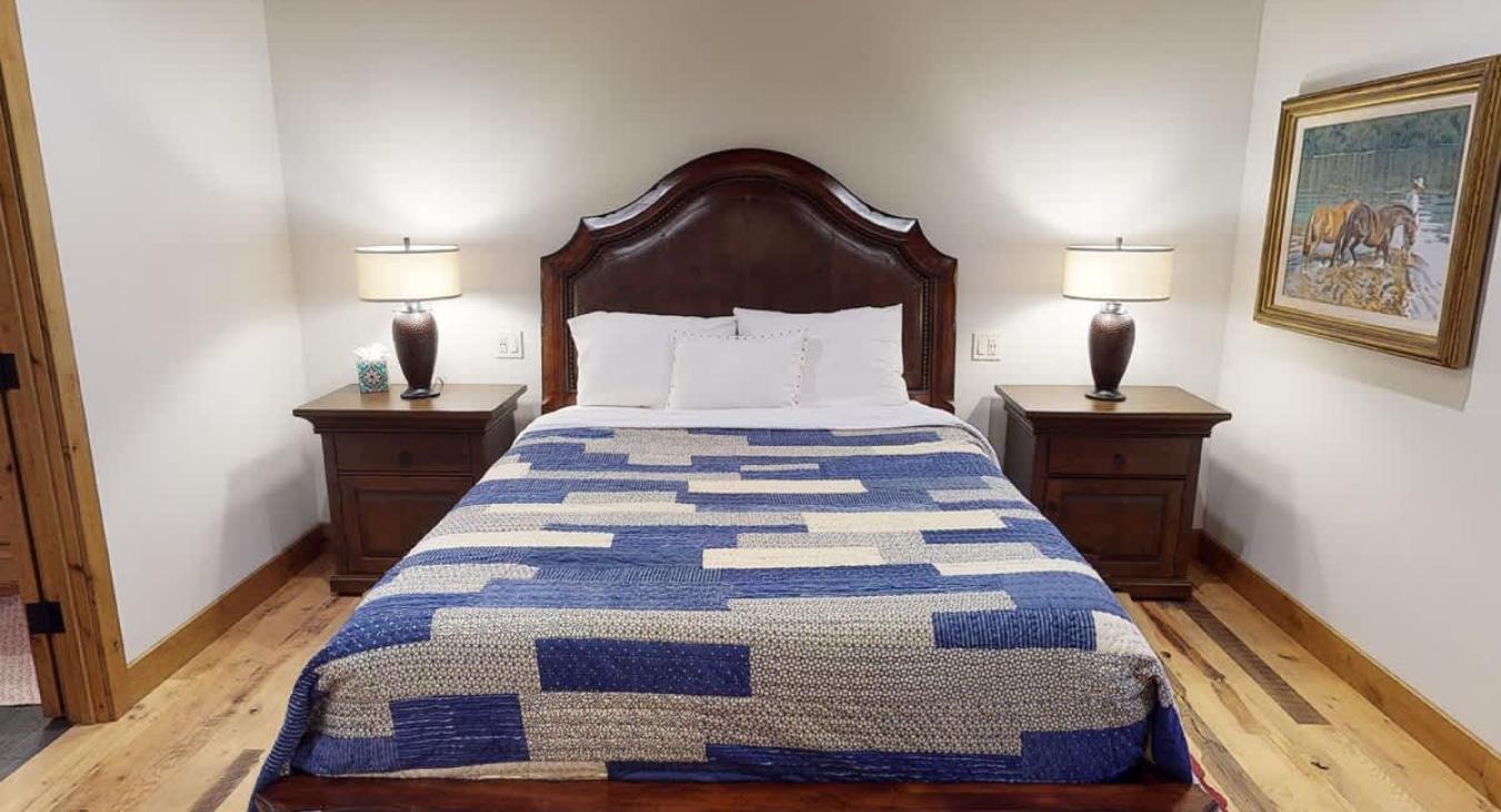 Second bedrooms queen sized bed.