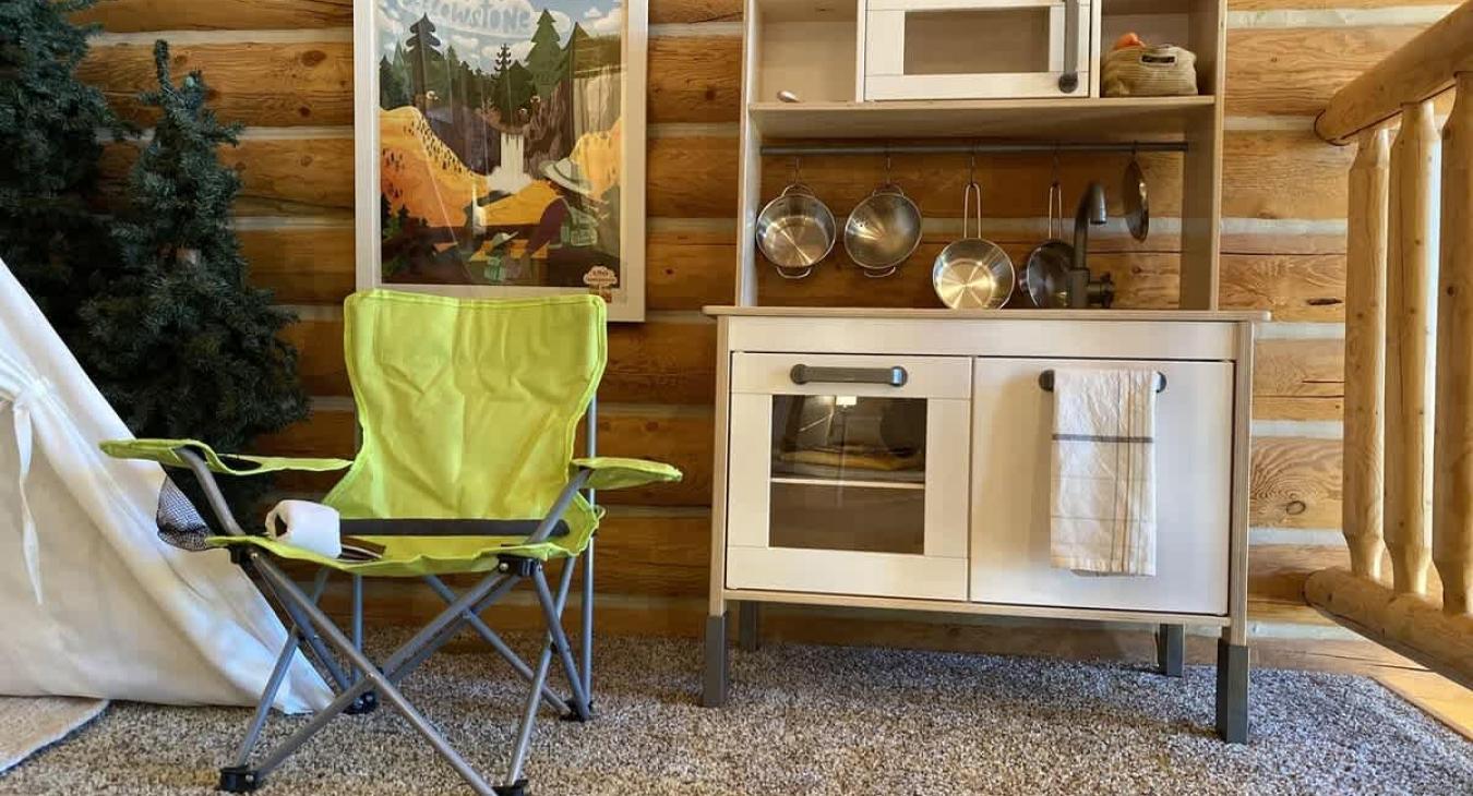 Play kitchen to entertain the kiddos.