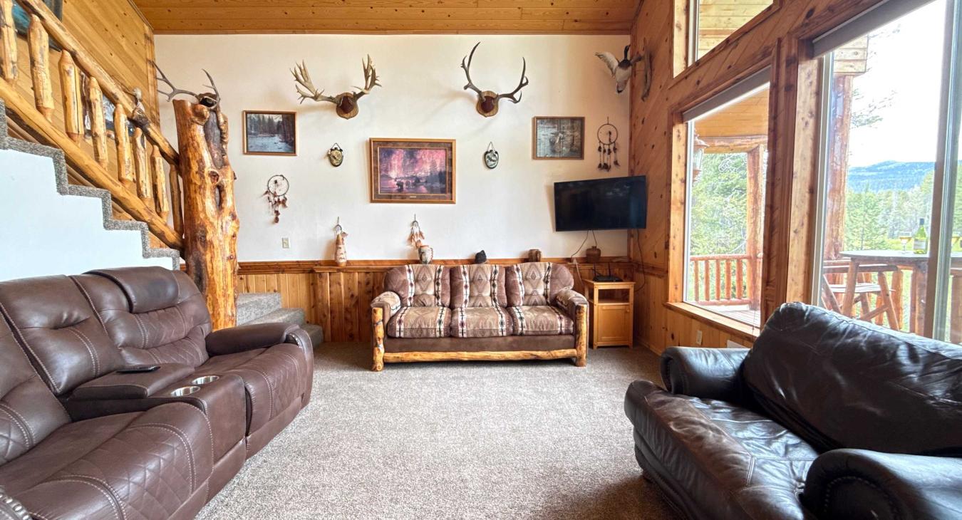 Upon entrance of the cabin you are welcomed by the living room.