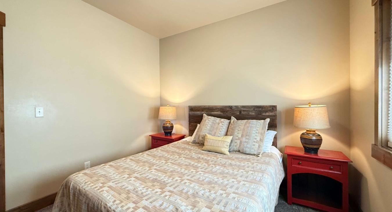 2nd bedroom with a Queen size bed.