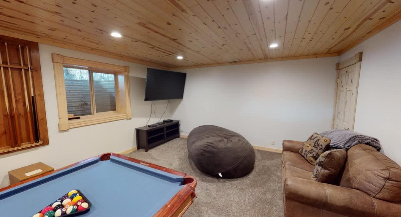 Relax on the sofas and watch some tv after a beautiful day enjoying Island Park.