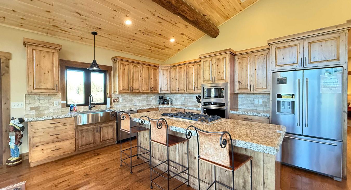 Perfect kitchen to cook a nice home cooked meal. Kitchen equipped with stainless steel appliances.