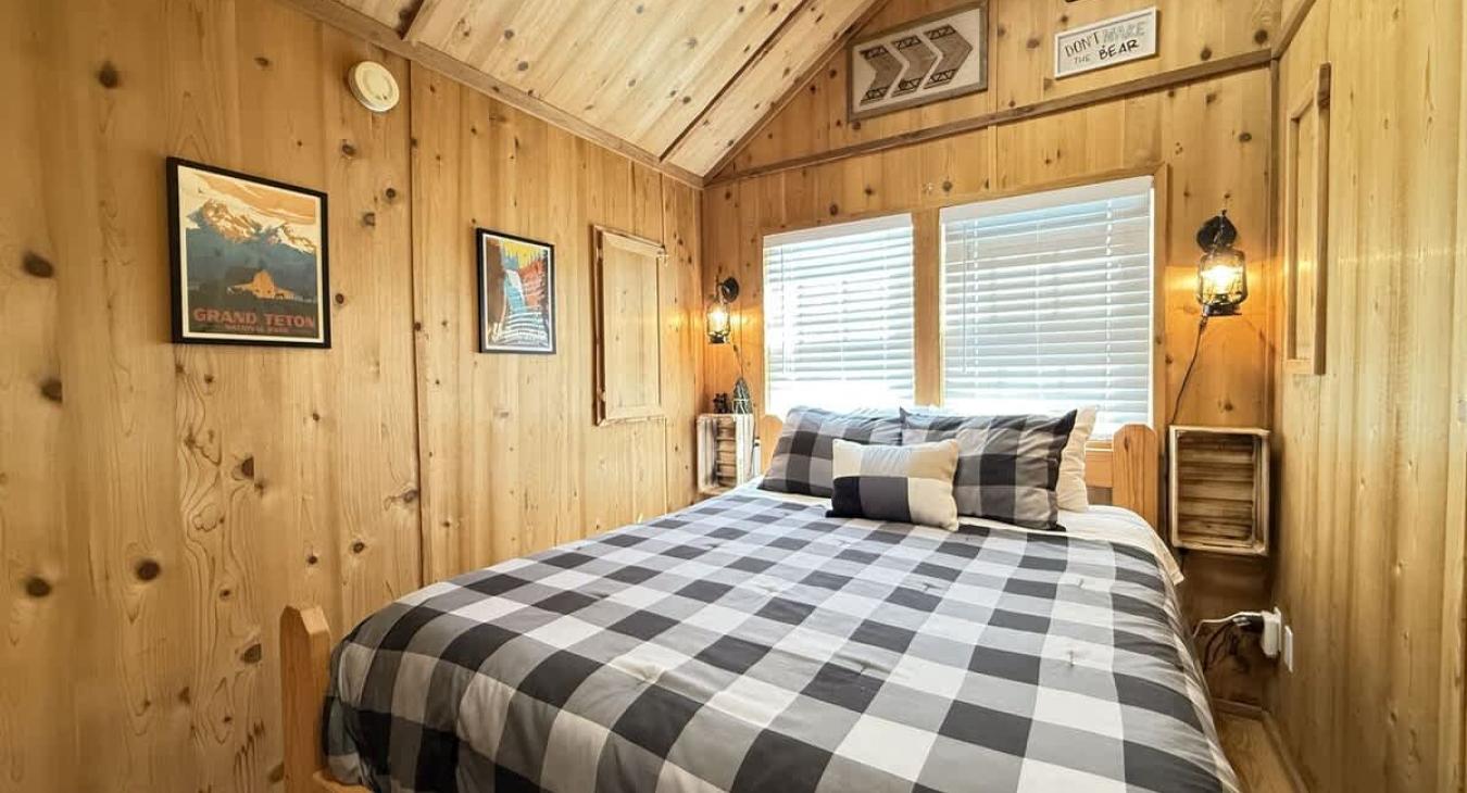 Main bedroom with a queen bed.